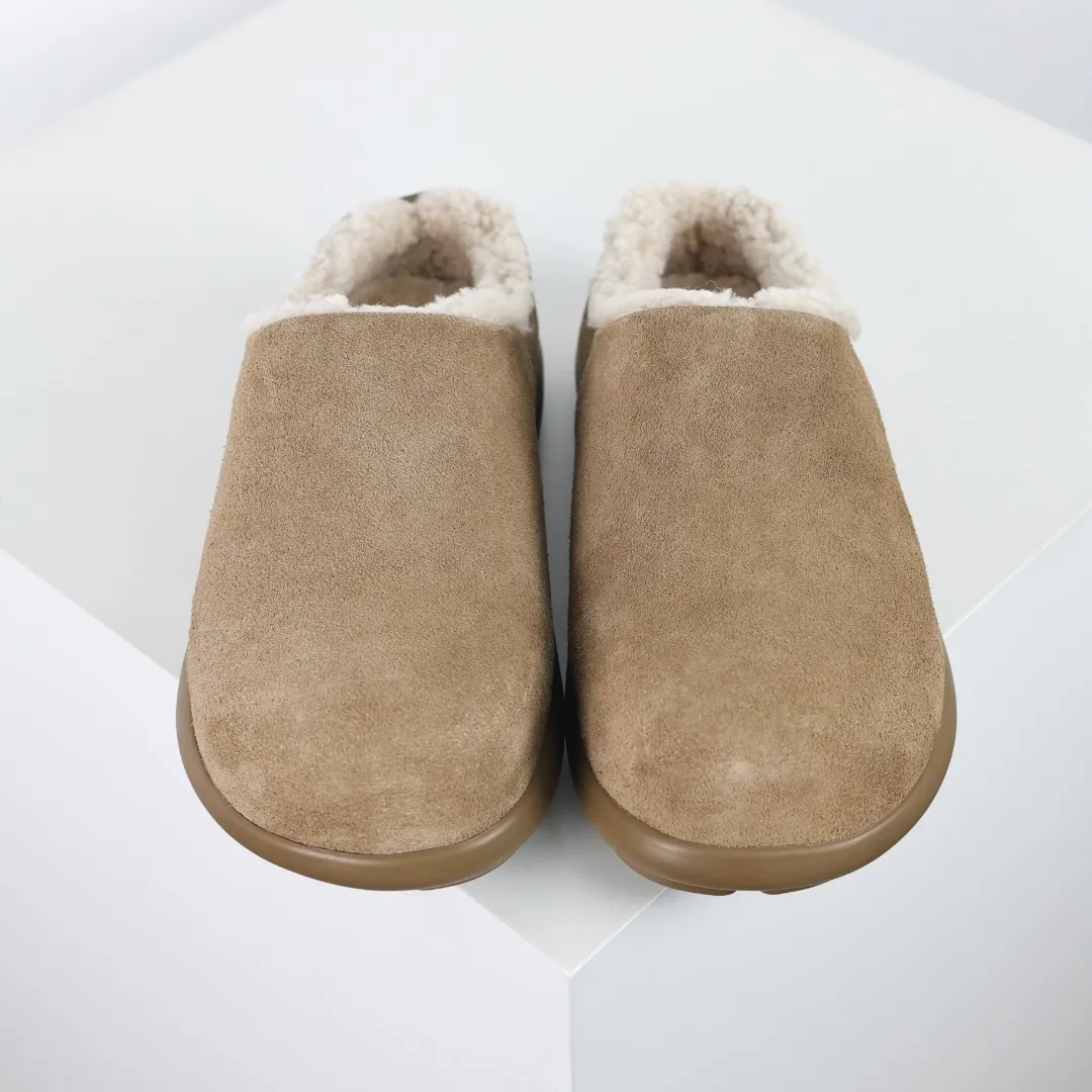 Pick up locally💰560 Core recommendation Good price Independently developed original outsole and cashmere insole to keep you warm in winter and suitable for home use. In the new year, uug launched a style series, which is partially geared towards the preferences of young consumers and has also moved to the forefront of fashion trends. Shoe body material Water-repellent coated suede upper 17 mm UGGPURE™ implanted wool insole Lightweight non-slip comfortable rubber outsole With brand LOGO trademark Comes with a full set of packaging Size: 35 36 37 38 39 40 41 42 43 44